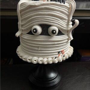 HALLOWEEN Eyeball and Spider  Cake on Pedestal by Sweet Treats NWT